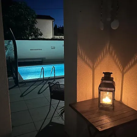 Vacation Elmaso With Private Heated Pool, 4x Air Conditioning Сasa de vacaciones Krnica