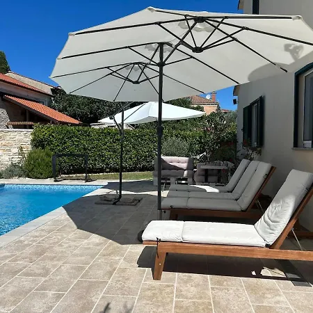 Vacation Elmaso With Private Heated Pool, 4x Air Conditioning Prázdninový dům Krnica